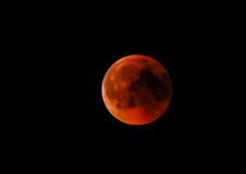 Das ist der Blutmond am (27.07. 2018.)Der Preisteracker wie immer meine Arena.Ist sehr schwach zu sehen gewesen. Aber meine Kamera hat mir geholfen.