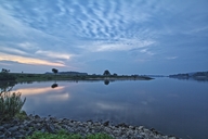 die-blaue-stunde-an-der-elbe